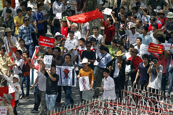 Đông đảo bạn trẻ tham gia biểu tình chống Trung Quốc ở Hà Nội hôm 14/8