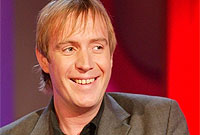 Rhys Ifans ar raglen Friday Night with Jonathan Ross