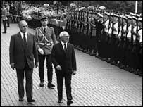 ہونیکر کا پہلی مرتبہ مغربی جرمنی جانے پر استقبال۔ چانسلر ہلمٹ کوہل ان کے ہمراہ ہیں 