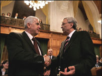 سربیا اور بوسنیا کے مندوبین ایک دوسرے سے ہاتھ ملاتے ہوئے