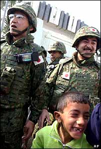 Soldados japoneses são recebidos pela população na cidade de Samawah