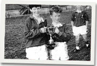 Mike Phillips ar y chwith yn 10 oed ar ôl ennill gêm bwysig ym Mharc Y Strade.