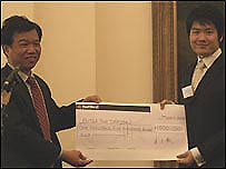 中国大使馆参赞(左)与宋无尘