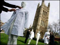 议会外的白衣假人