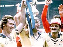 Peter Rodrigues (ar y dde) yn dilyn llwyddiant Southampton ym 1976