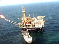 Hazar Denizi'nde bir petrol kuyusu