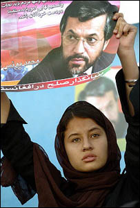 يک تن از هوادارن يونس قانونی