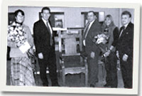 Y gadair yn cael ei chyflwyno i Mr Carl Mincher