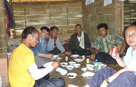 Pao rebel leaders eating