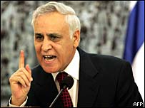 O presidente de Israel, Moshe Katsav, fala com jornalistas nesta quarta-feira, em sua casa