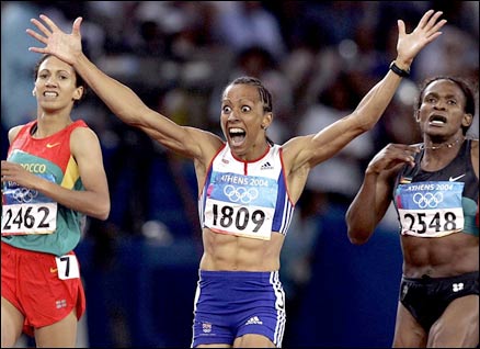 Kelly Holmes wins gold in Athens