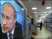 Tổng thống Putin của Nga trên màn ảnh truyền hình tại một cửa hàng ở Matxcơva
