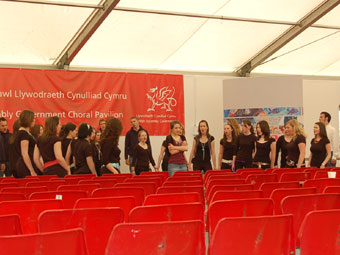 Aelwyd Rhuthun yn cymryd rhan mewn rhagbrawf ar gyfer cystadleuaeth Detholiad o Sioe Gerdd ddim mwy na chwarter awr.