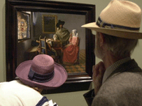 Turişti într-o galerie de artă