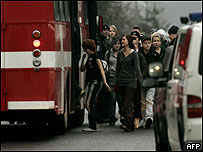Alunos são evacuados da escola em Tuusula, Finlândia