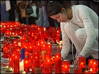 madrid saldırılarında ölenler için yas tutanlar