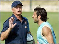 Luiz Felipe Scolaria conversa com jogador Figo durante treino