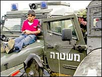 نوجوان فلسطينی که به خودرو ارتش اسرائيل بسته شده است 