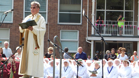 T James Jones yn traddodi ei araith gyntaf