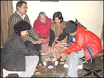 अंगीठी तापते लोग