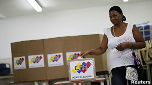 Mulher deposita voto durante eleição em Caracas