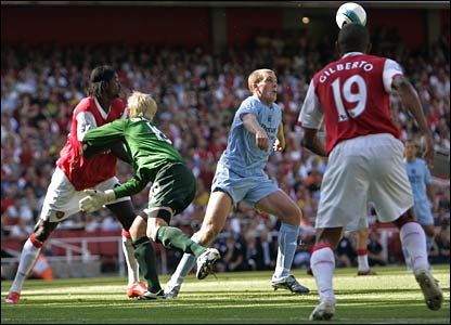 阿森纳猛攻曼城球门