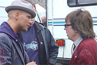 Matt Goss yn sgwrsio gyda Bill Wyman ar y Cei Llechi, Caernarfon.