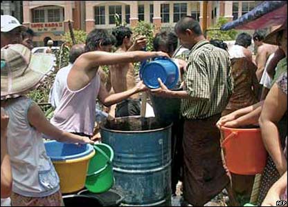 Người dân xếp hàng mua nước ở Rangoon
