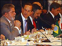 Presidente Lula e comitiva no café da manhã (Foto:Marcelo Casal Jr, ABr)