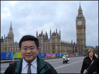 许浩在大笨钟前