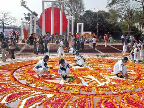 ফুলে ছেয়ে গেছে শহীদ মিনার।