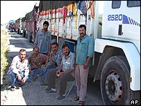 Caminhoneiros parados à espera da abertura da fronteira fechada pela Turquia