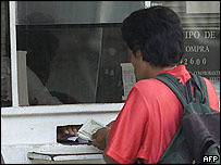 Kubánci si v bance vyměňují peníze 