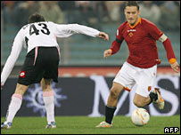 Một pha tranh bóng 