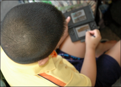 Một cậu bé đang chơi trò chơi điện tử