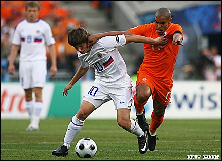 Arshavin takes on the Dutch