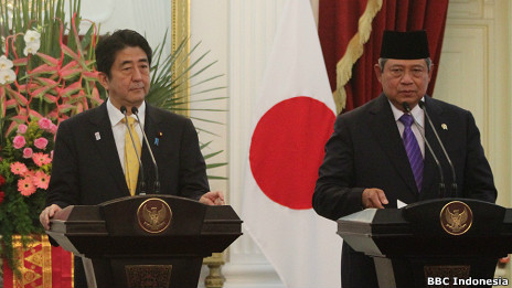 Thủ tướng Shinzo Abe và Tổng thống chủ nhà Susilo Bambang Yudhoyono 
