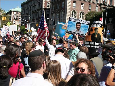 تظاهرات در محوطه و اطراف دانشگاه کلمبیای نیویورک در ارتباط با سخنرانی محمود احمدی نژاد