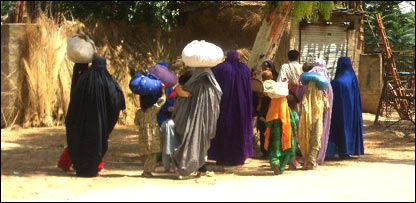 باجوڑ ایجنسی سے نقل مکانی کرنے پر مجبور لوگ 