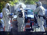 técnicos diante do edifício do Congresso americano durante a série de ataques com antraz nos EUA