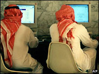 Homens sauditas navegam na internet