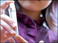 زنی در حال کنترل قند خونش