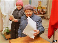 Rus seçmenler oy kullanırken