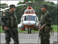 Policiais colombianos vigiam helicóptero venezuelano em Villavicencio