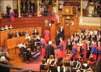 在牛津的毕业典礼上，规矩很多，每个学位的袍服也不同。