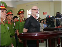 Gary Glitter nghe tuyên án