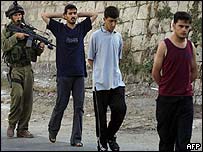Palestinos sendo presos por soldado israelense em Nablus, na Cisjordânia