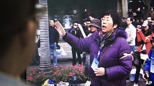 王荔蕻儿子齐健翔观看母亲(紫色外套者)在福州请愿的视频(25/7/2011)