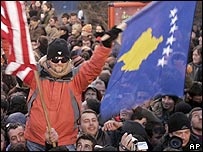 Kosovares comemoram independência