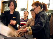 consumidores em uma loja da Burberry na China